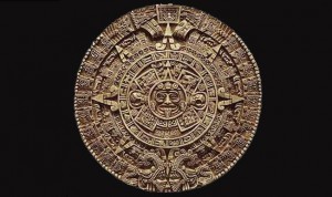 « La piedra del Sol », los Aztecas como los Mayas tenían una concepción cíclica  del tiempo. Habían previsto siguiendo el calendario Maya, el fin de un ciclo señalado. La fecha el 21 de diciembre del 2012. Para algunos esta fecha anunciaba el fin del mundo.