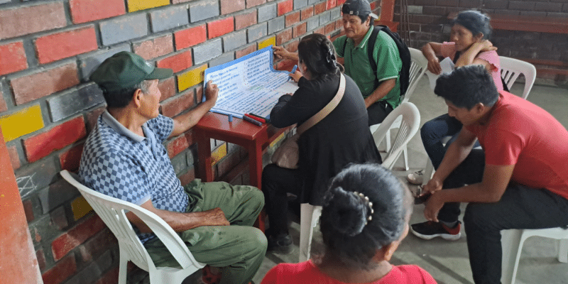 Miembros de la comunidad en reunión de análisis sobre formas de organización