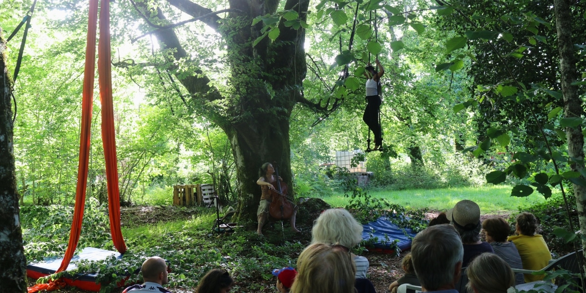 violoncelliste et trapeziste sous un arbre